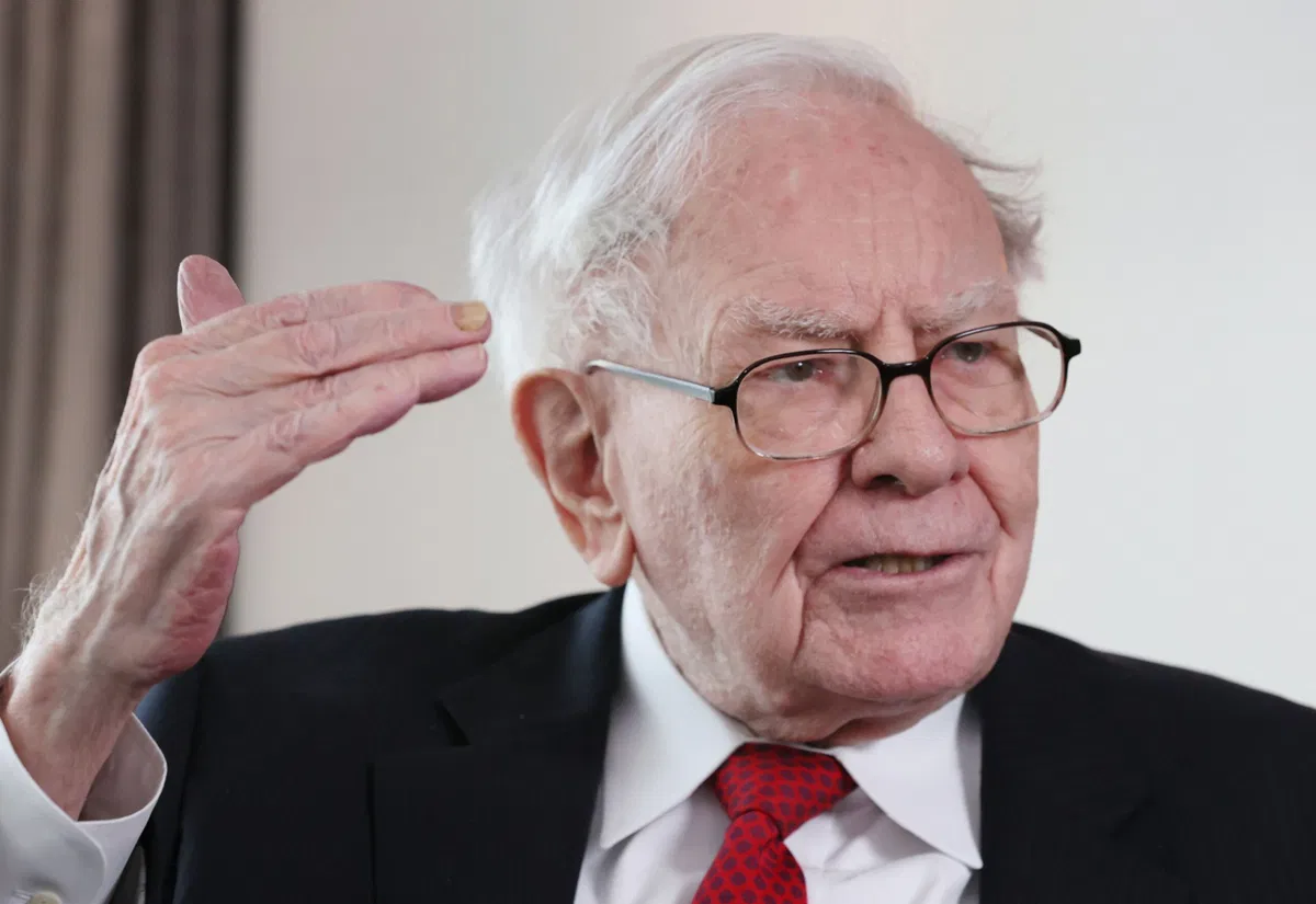 Berkshire Earnings Dip, Warns on Tariffs
