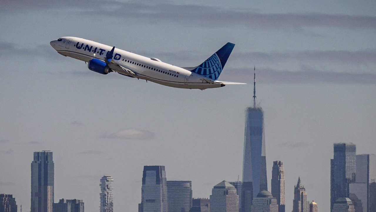 United Cuts Newark Flights Over FAA Issues