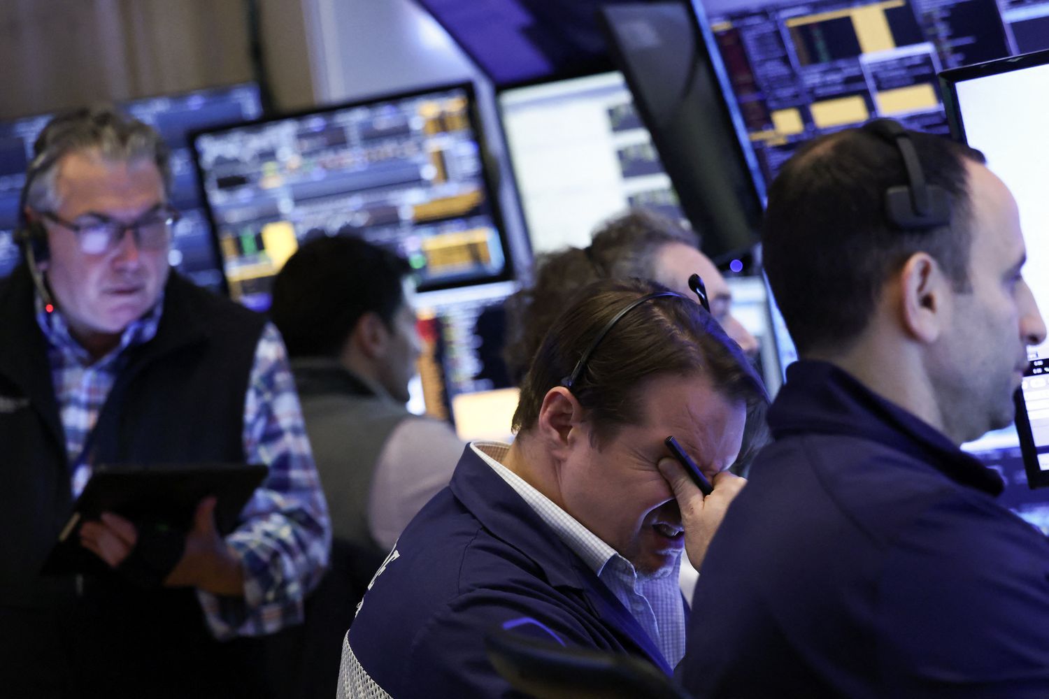 US Stock Futures Slide on Tariff Fears, Fed Week Ahead